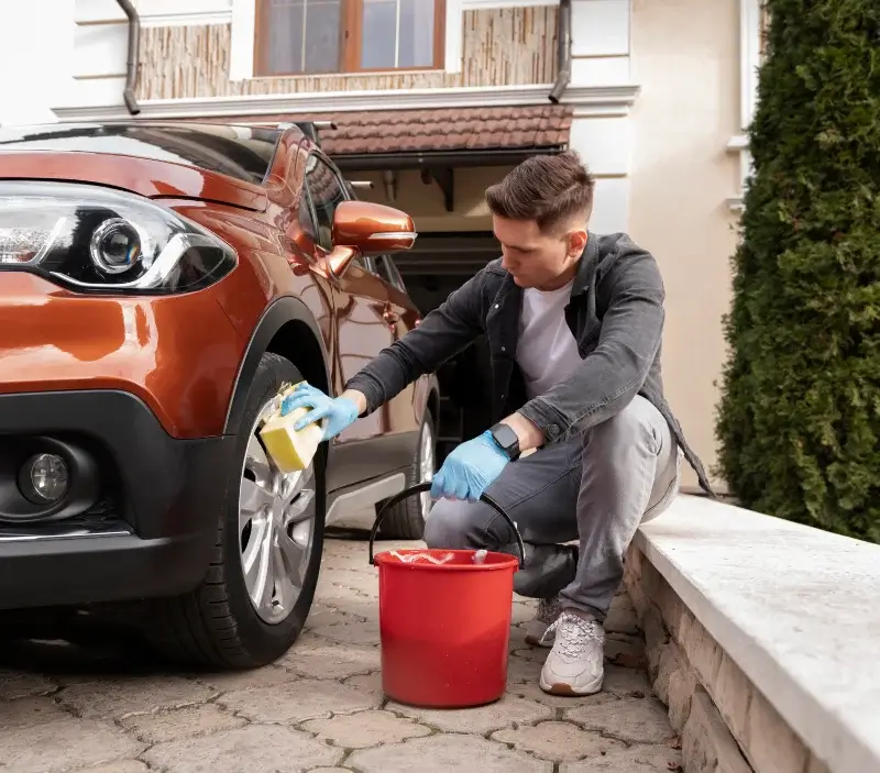 Lavage auto à domicile Mézières-en-Brenne : professionnel intervenant sur un véhicule